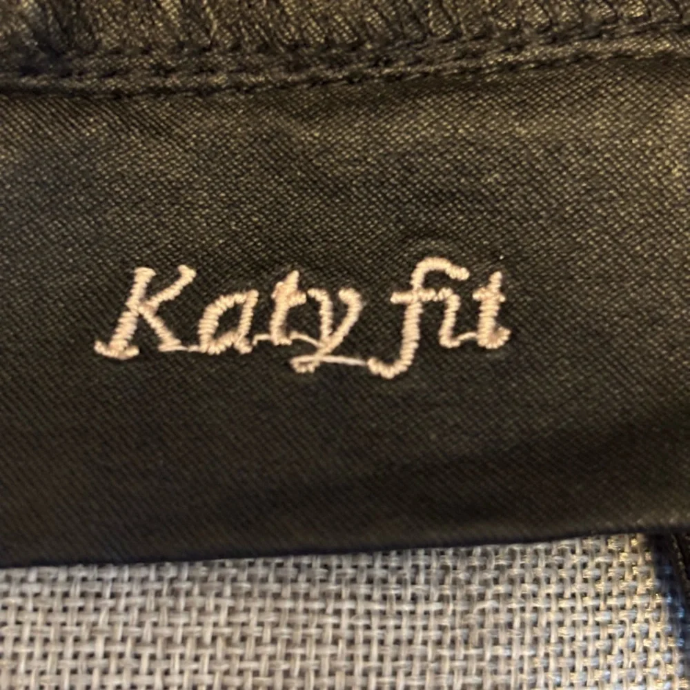 Great outfit! Tory Burch top and CREAM coated, embroidered jeans. - Picture 12 of 14